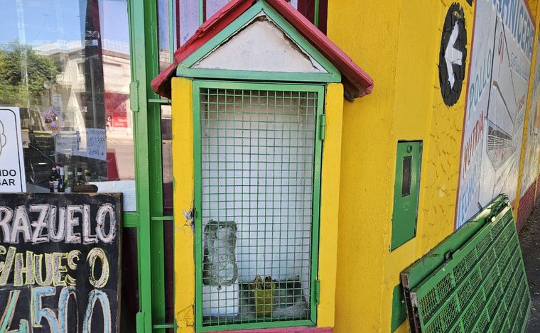 Dos delincuentes robaron una virgen de un comercio de zona oeste. 