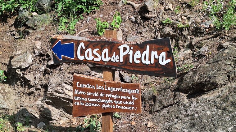 Villa de Las Rosas, imperdible balneario y casa de Piedra pegada al cerro