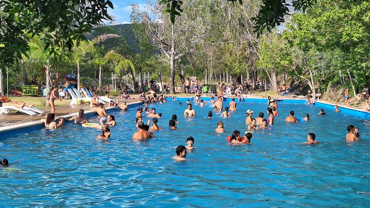 Villa de Las Rosas, imperdible balneario y casa de Piedra pegada al cerro