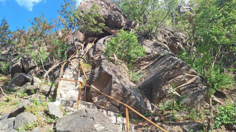 Villa de Las Rosas, imperdible balneario y casa de Piedra pegada al cerro