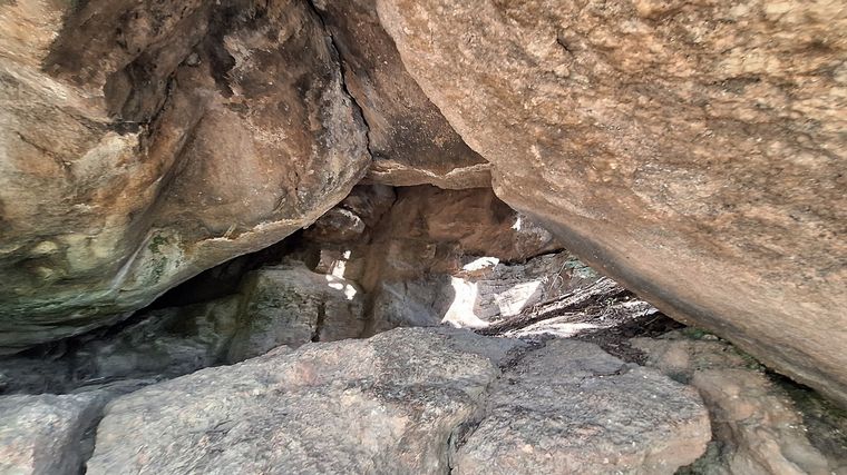Villa de Las Rosas, imperdible balneario y casa de Piedra pegada al cerro