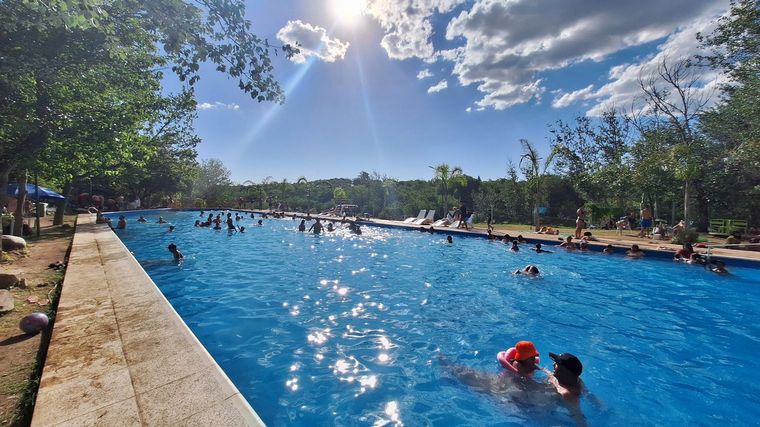Villa de Las Rosas, imperdible balneario y casa de Piedra pegada al cerro
