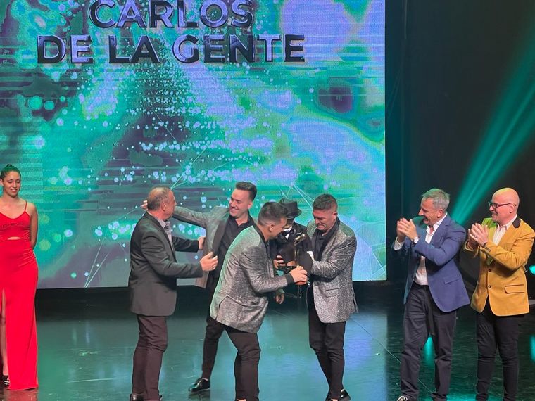 FOTO: Pirulo arrasó y se quedó con el Premio Carlos de la Gente