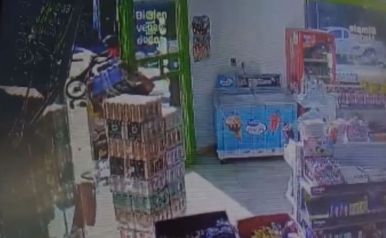 Los ladrones tomaron 24 latas de cerveza y escaparon. 