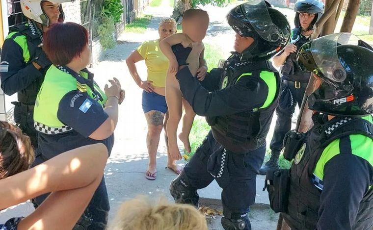 FOTO: Tucumán: Una policía salvó a un bebé que se estaba ahogando (Foto: La Gaceta)