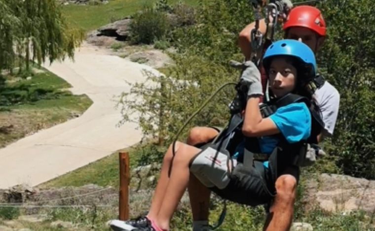 Tirolesa para personas con discapacidad en el parque Crazy Donkey