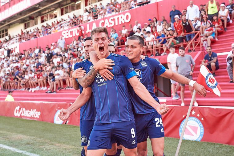 Federico Girotti festeja el primer tanto de Talleres. (Foto: CAT).