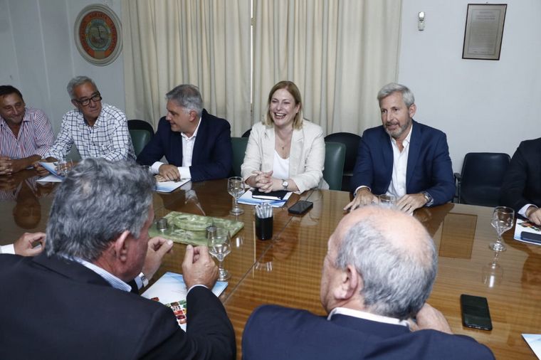 Los mandatarios de Córdoba, Entre Ríos y Santa Fe, con los representantes del campo. 