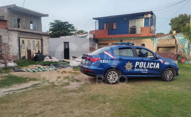 El cuerpo del asesinado, envuelto en una sábana.