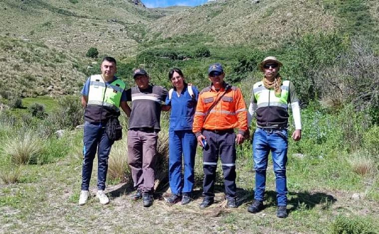 Caminaron seis horas para rescatar a una mujer de en una zona de difícil acceso.