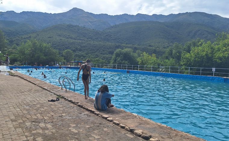 La pileta de Los Hornillos con vista al Cerro Champaqui y Cerro de la Ventana.