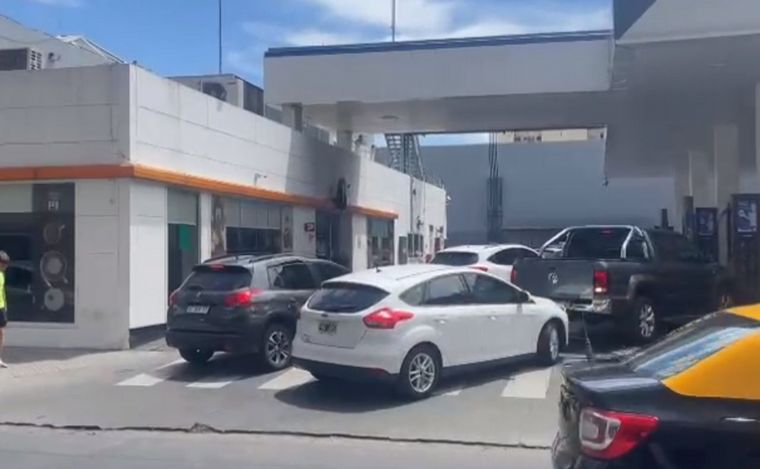 FOTO: Otra vez filas de autos en Rosario para cargar combustible antes del aumento.
