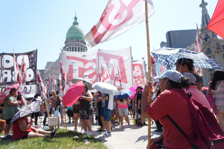 Manifestantes concentran en la puerta del Congreso.