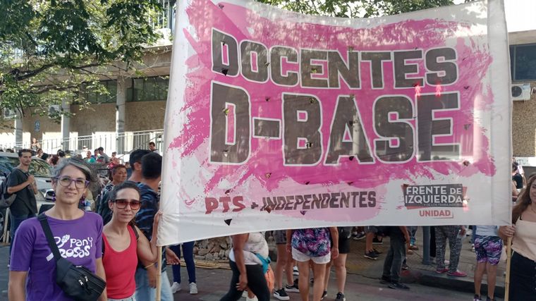 Manifestación en Córdoba en contra de la megaley de Milei y por sueldos docentes. 