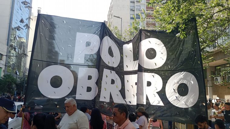 FOTO: Manifestación en Córdoba en contra de la megaley de Milei y por sueldos docentes. 