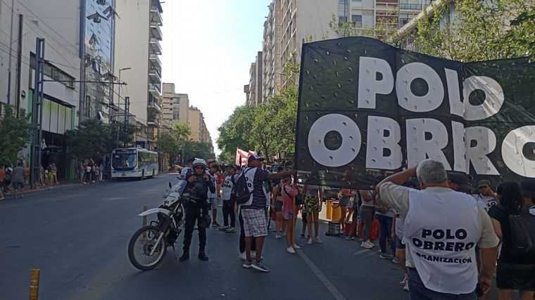 FOTO: Manifestación en Córdoba en contra de la megaley de Milei y por sueldos docentes. 