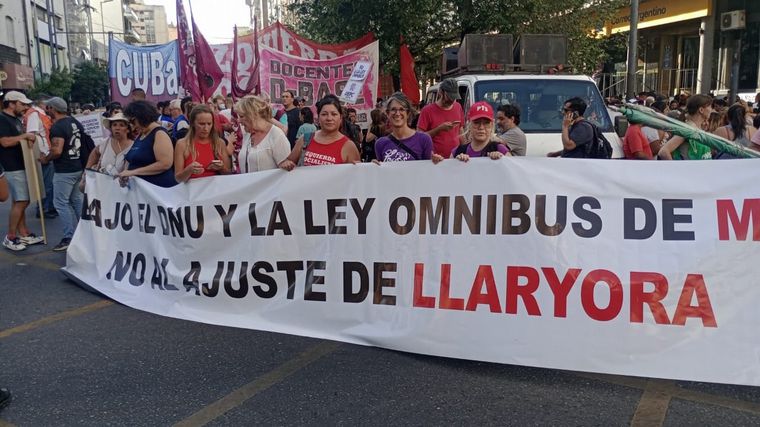 Manifestación en Córdoba en contra de la megaley de Milei y por sueldos docentes. 