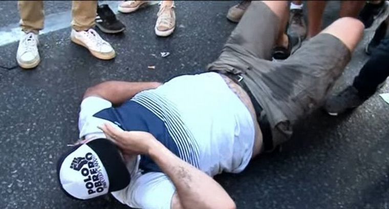 FOTO: El líder piquetero, Eduardo Belliboni, cayó al piso en medio de la protesta.  