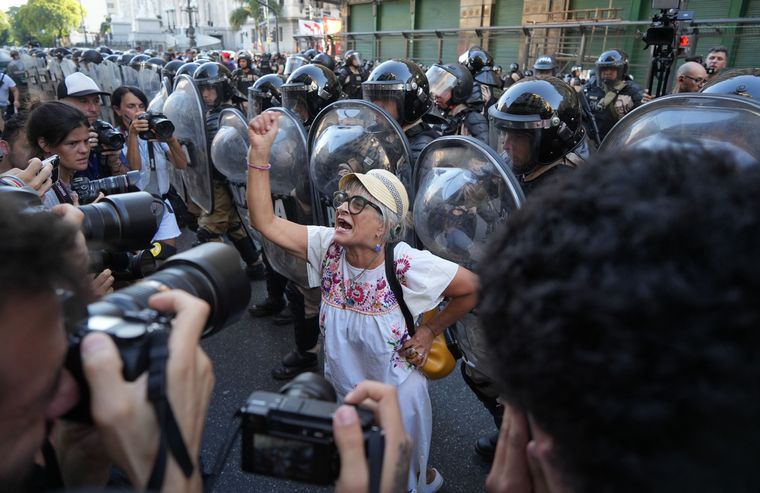 Tensión afuera del Congreso en medio de la protesta contra la Ley Ómnibus. 
