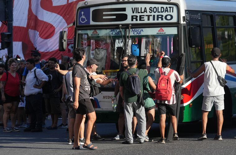 Tensión afuera del Congreso en medio de la protesta contra la Ley Ómnibus. 