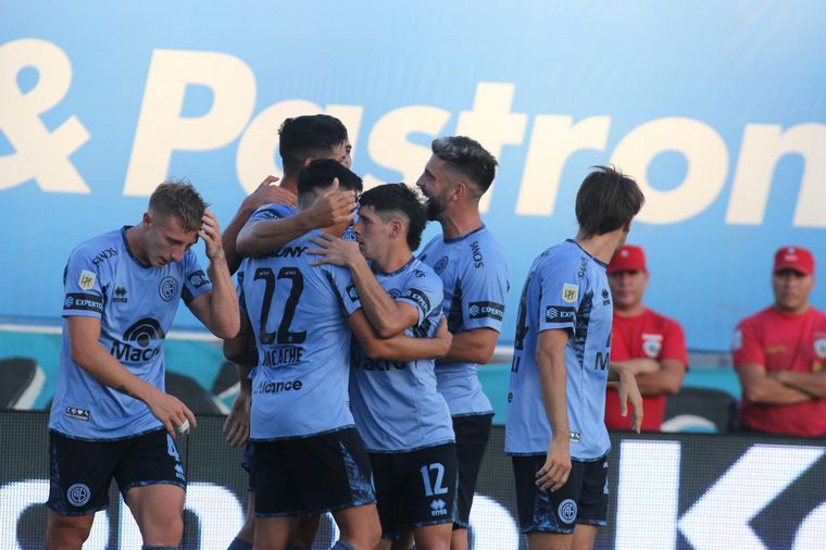 FOTO: Los jugadores de Belgrano celebran la apertura del marcador. 