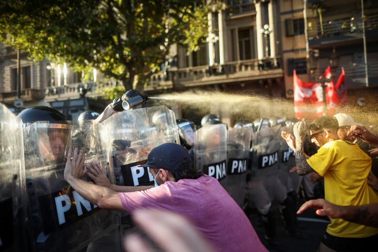 Tensión afuera del Congreso en medio de la protesta contra la Ley Ómnibus. 