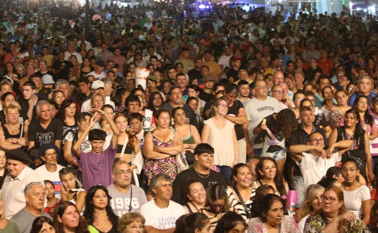Gran marco de público en la apertura de Colectividades.