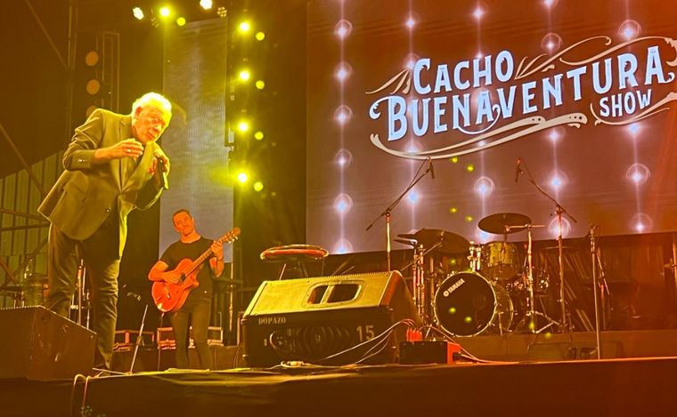 Cacho Buenaventura, en la apertura de Colectividades.