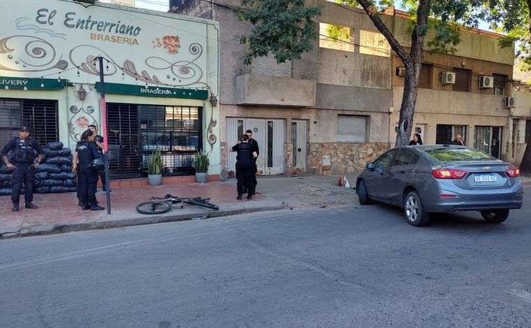 El auto que chocó a la bici quedó cruzado en la calle.