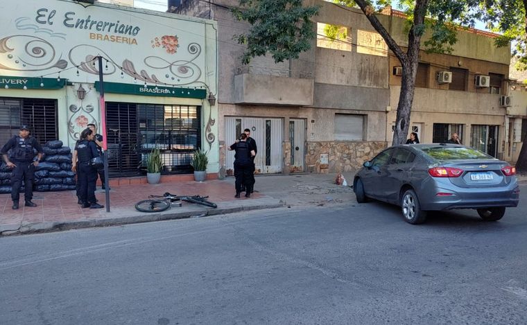 FOTO: El auto que chocó a la bici quedó cruzado en la calle.