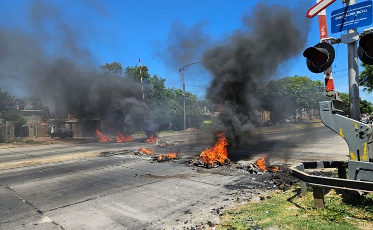 Av. Pellegrini permanece cortado a la altura de las vías de Felipe Moré.