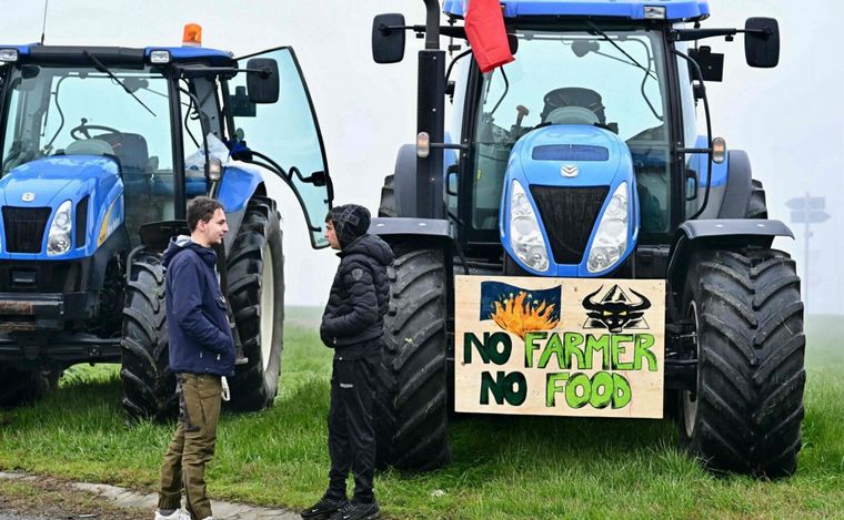 FOTO: Bruselas: agricultores europeos protestan la cumbre de la UE (Foto: El País Uruguay).
