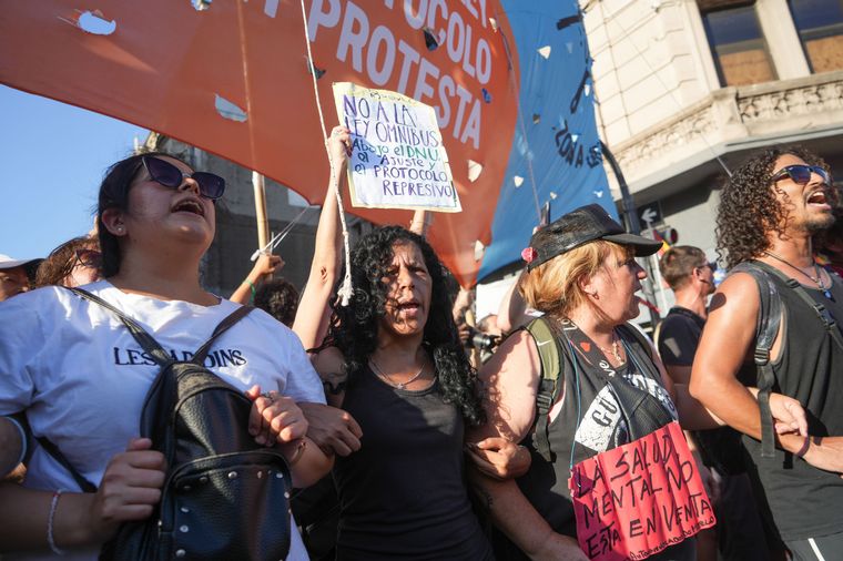 Nueva jornada de protestas frente al Congreso contra la ley ómnibus.