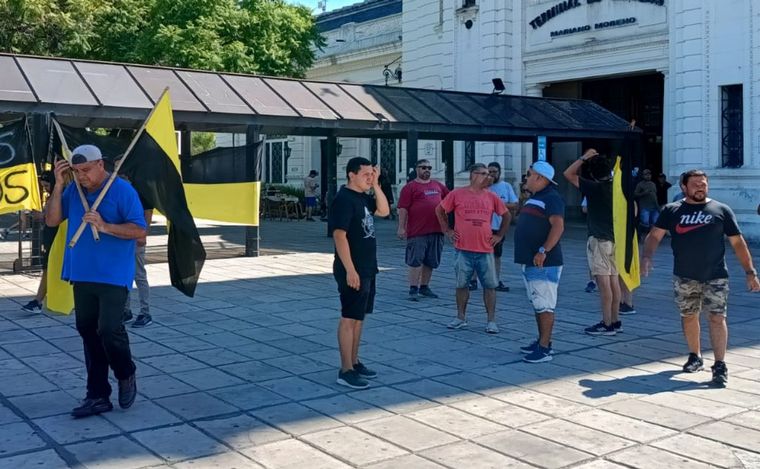 Los taxistas se manifestaron en la Terminal y anunciaron el paro. 
