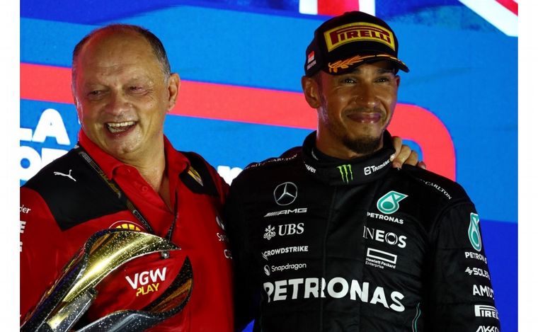 El francés Fréderic Vasseur -director de Ferrari- y Lewis Hamilton