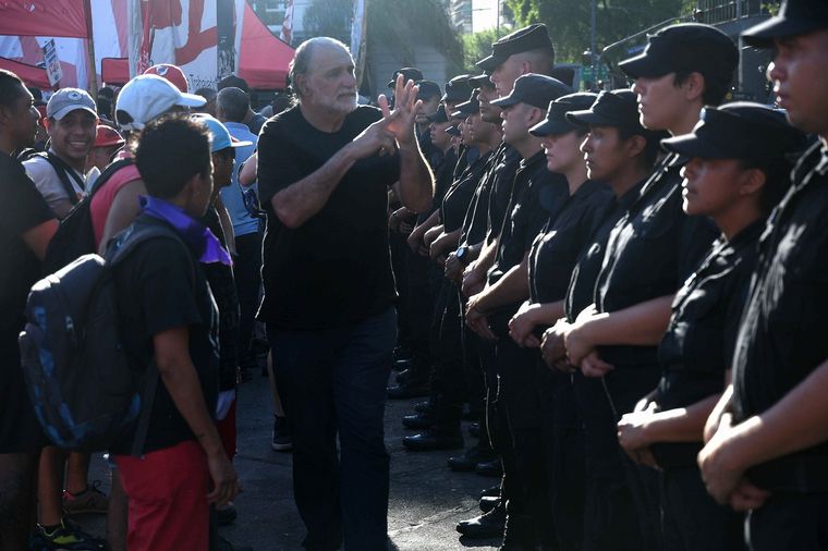 Por segundo día seguido, se produjeron incidentes afuera del parlamento.