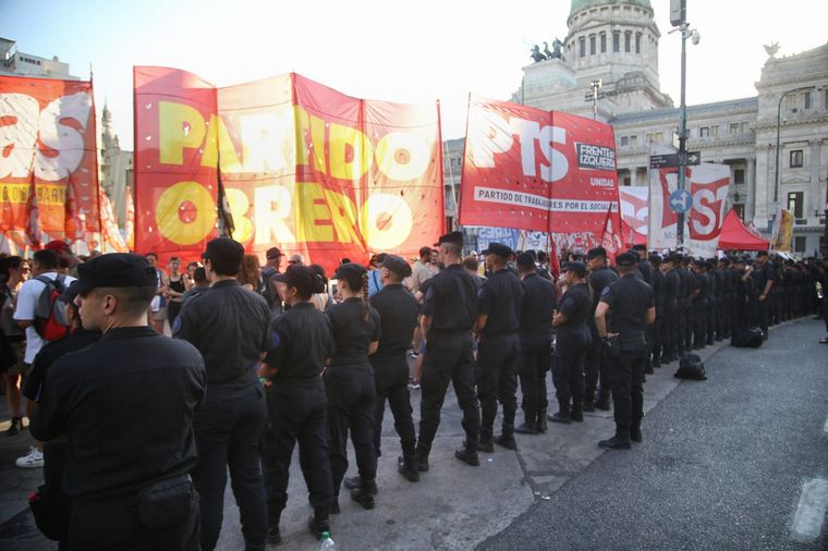 Por segundo día seguido, se produjeron incidentes afuera del parlamento.