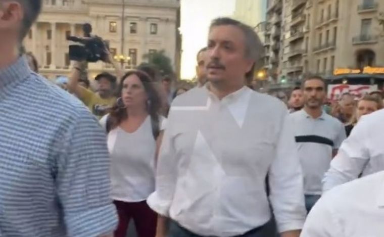 Máximo Kirchner fue uno de los que salió del Congreso. 