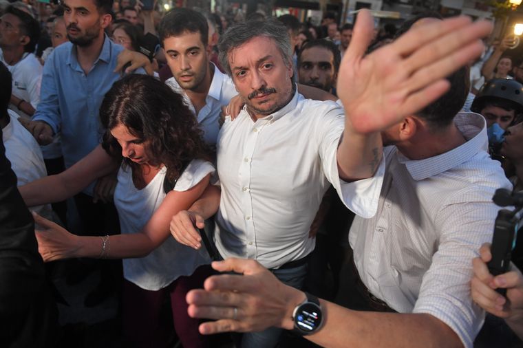 Máximo Kirchner fue uno de los que salió del Congreso. 