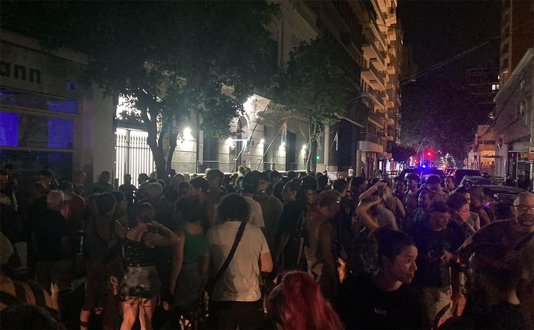 Protesta contra ley ómnibus en Rosario: detenidos y reclamo frente a comisaría.