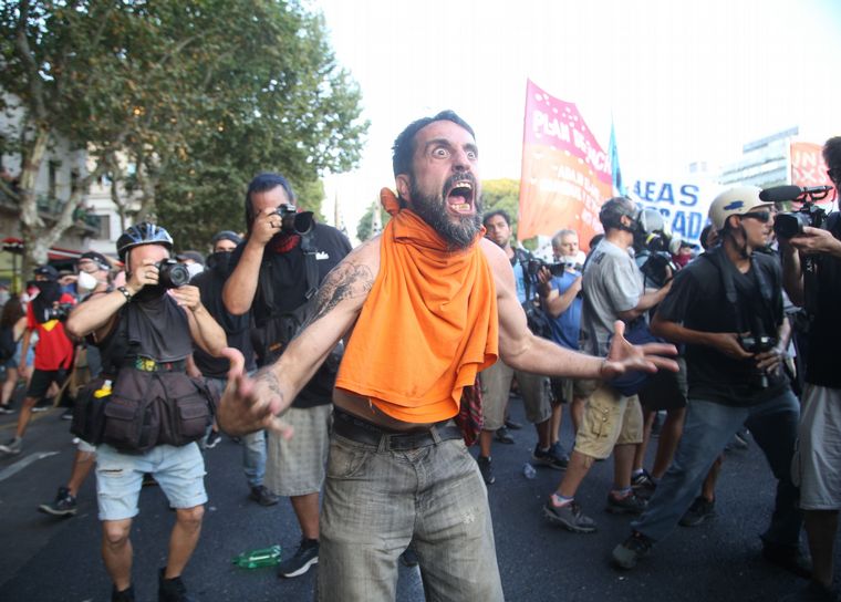 Por segundo día seguido, se produjeron incidentes afuera del parlamento.