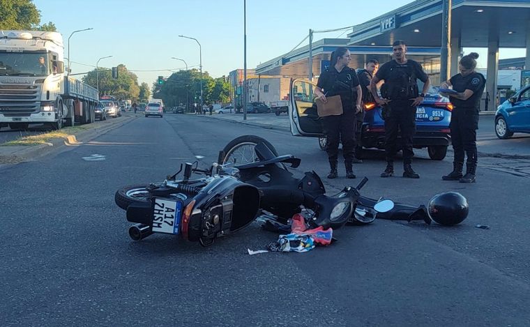 La moto en el suelo, tras chocar contra el patrullero.