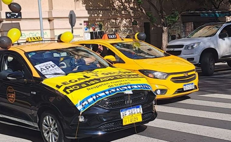 FOTO: Manifestaciones de taxistas contra Uber en Rosario.