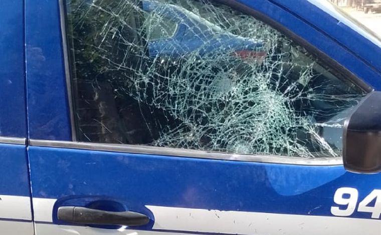 Policías agredidos en medio de un operativo en villa La Tela