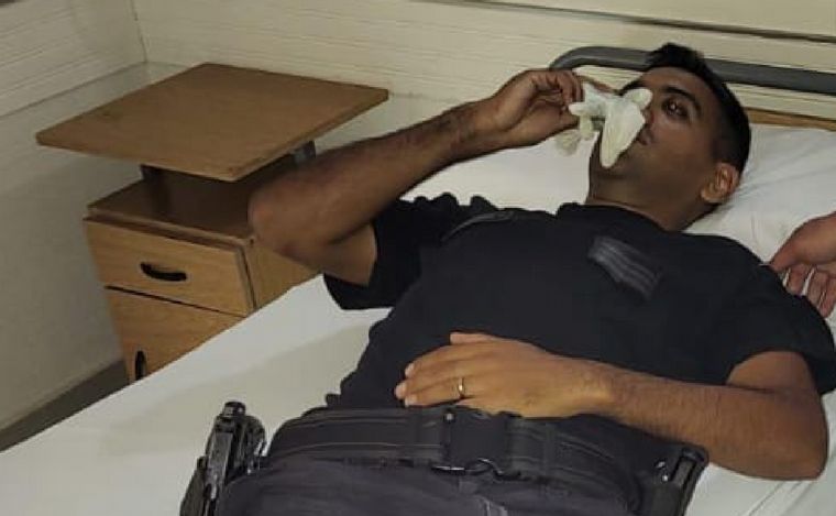 Policías agredidos en medio de un operativo en villa La Tela