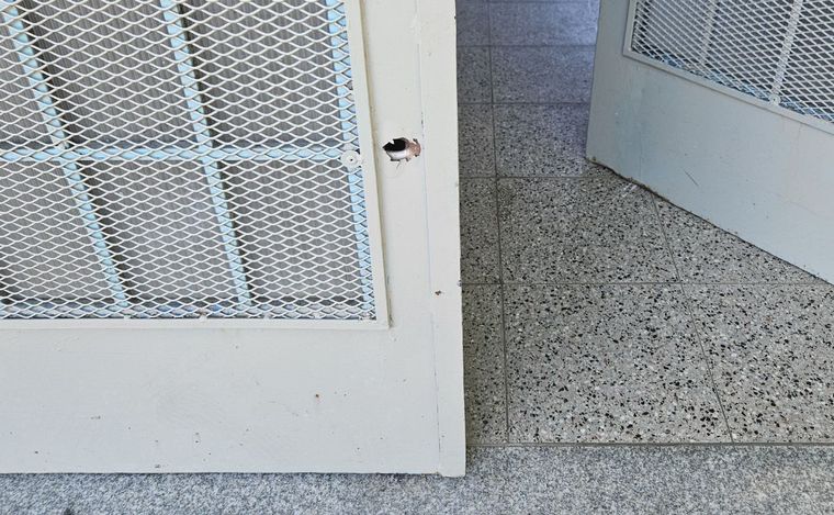 FOTO: La puerta de la escuela baleada.