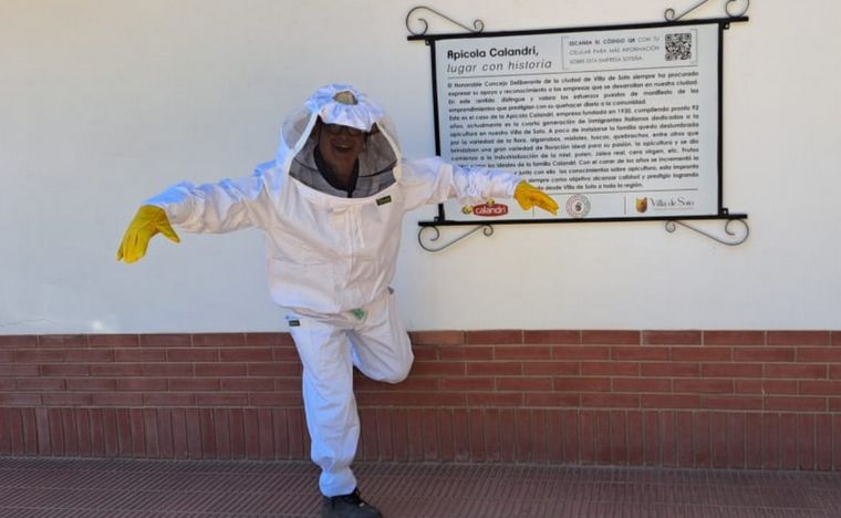 La experiencia en carne propia de ser apicultor por un día en Villa de Soto.