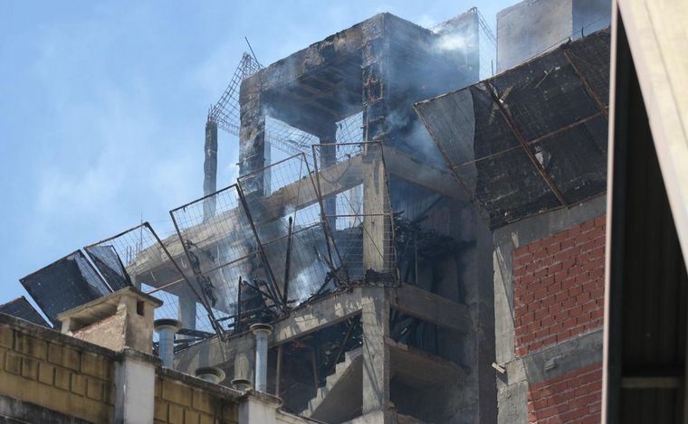 FOTO: Bomberos controlaron un incendio desatado en un noveno piso en pleno centro.