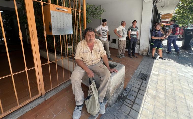 Bomberos controlaron un incendio en una obra en construcción en pleno centro.