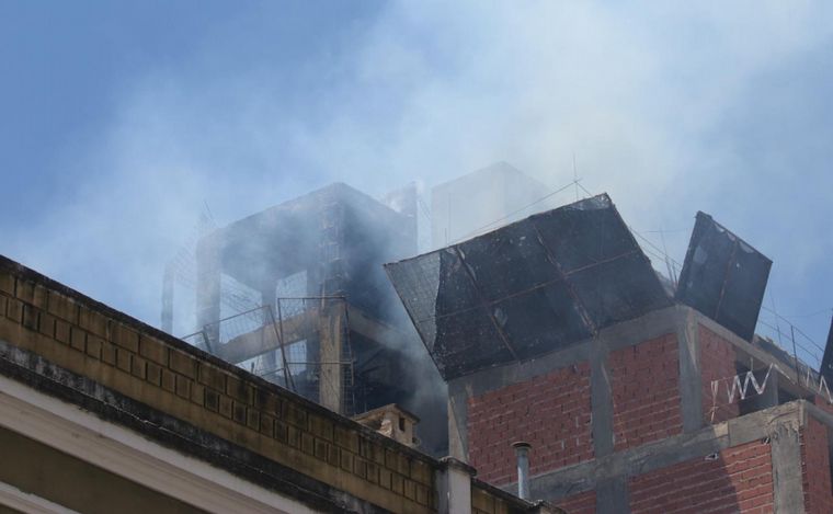 FOTO: Bomberos controlaron un incendio en una obra en construcción en pleno centro.